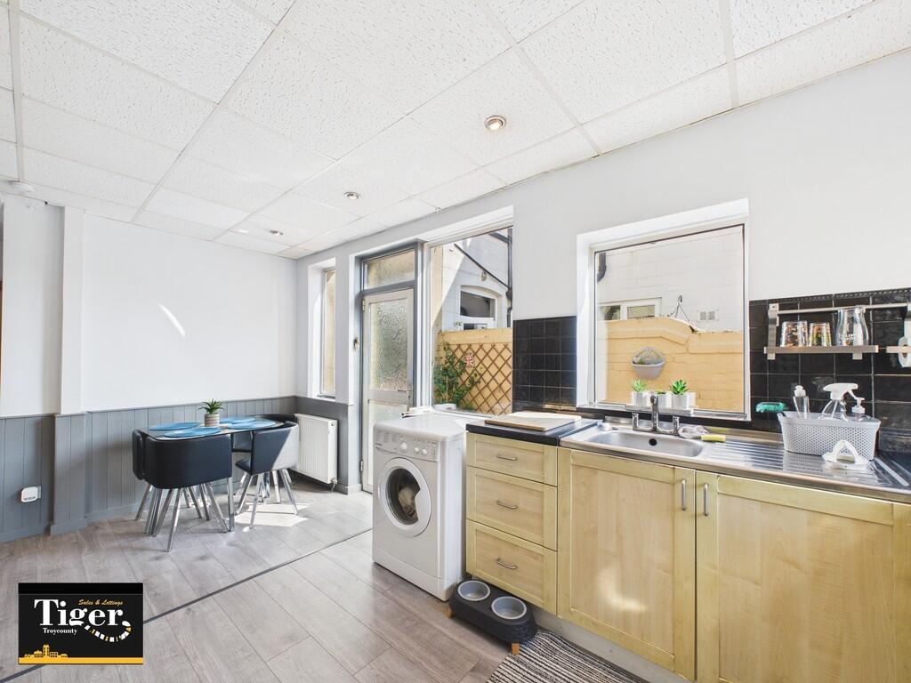 CAM02176G0-PR0561...