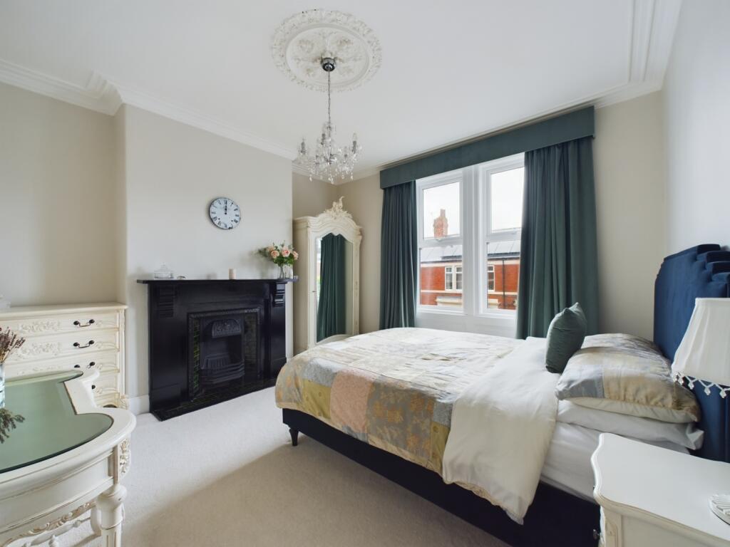 CAM02195G0-PR0064-STILL028