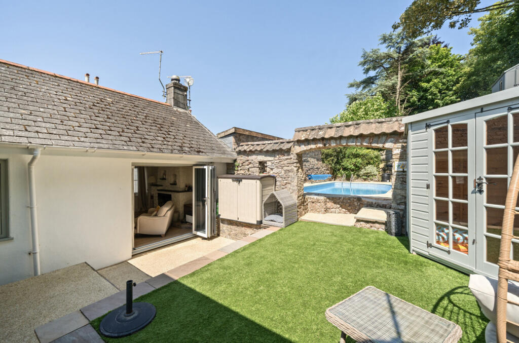 1303898-12-685295...