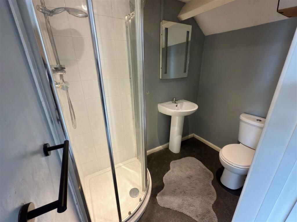 Bed 6 Bathroom.jpg