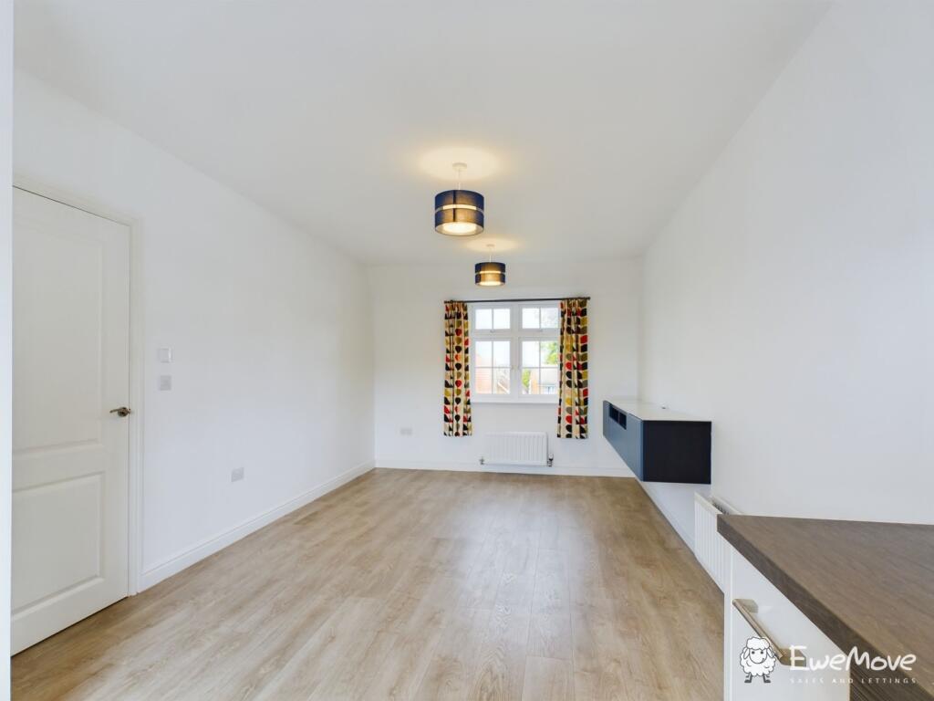 CAM02899G0-PR0040-STILL009