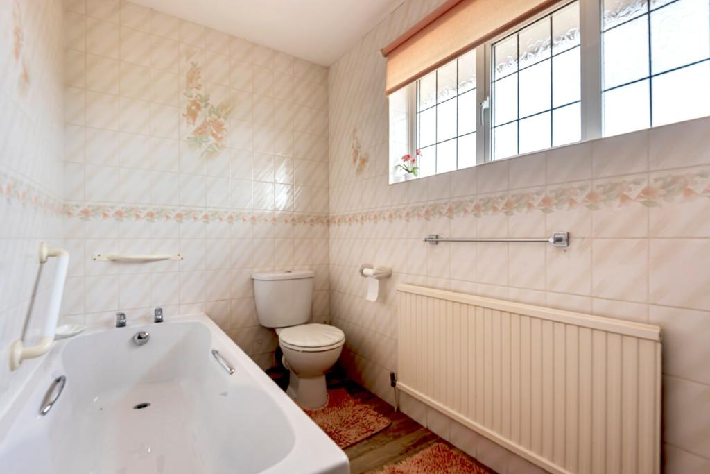 Ensuite Bathroom (2)