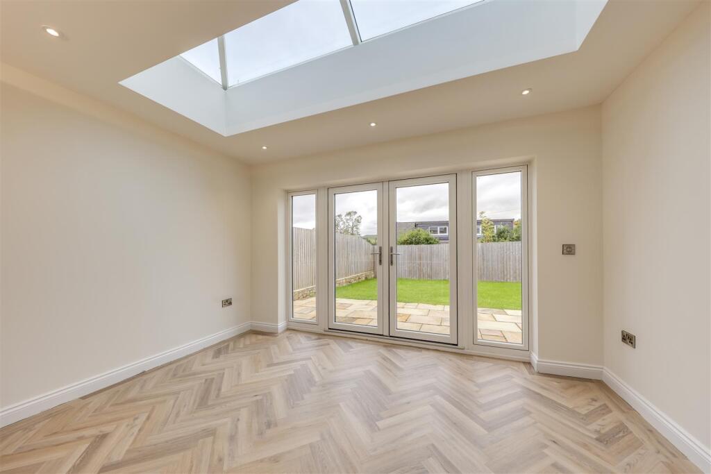 Open Plan Kitchen / Dining / Living Alt 3