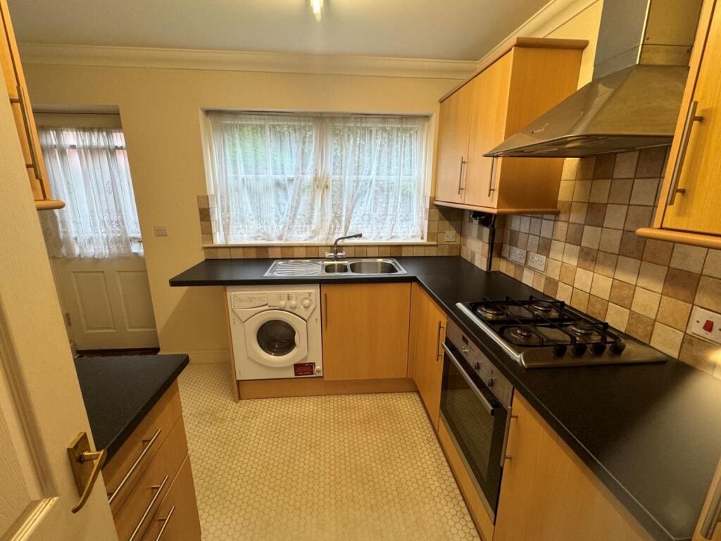 2 Brewery Court, Dawlish - kitchen