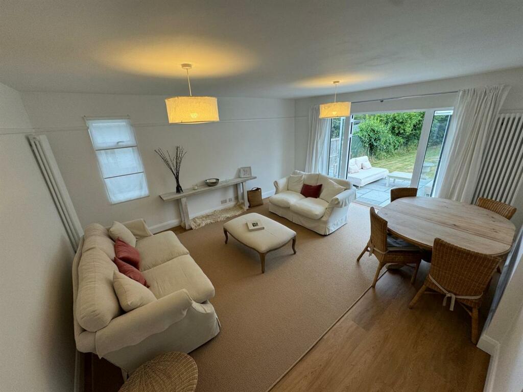 LOUNGE / DINING