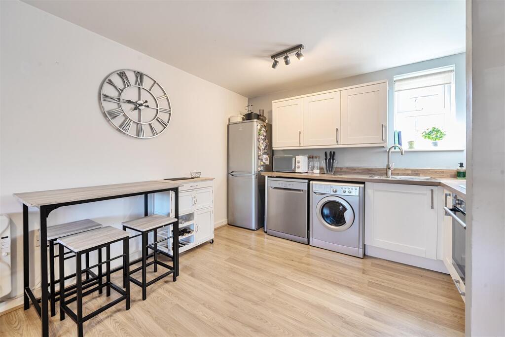 25 Alchester Court, Towcester (13).jpg