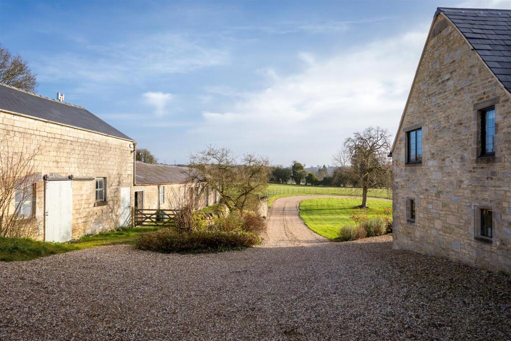 17 - Dowmans Farmhouse - GL53 9QY - Web.jpg