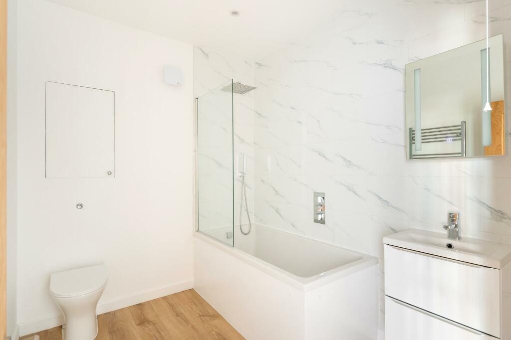 6A2RBR - Bathroom A.jpg