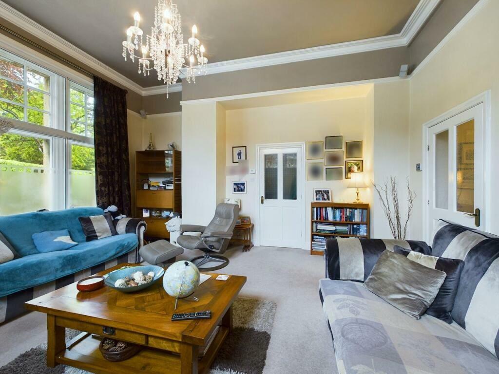 Lounge 1.jpg