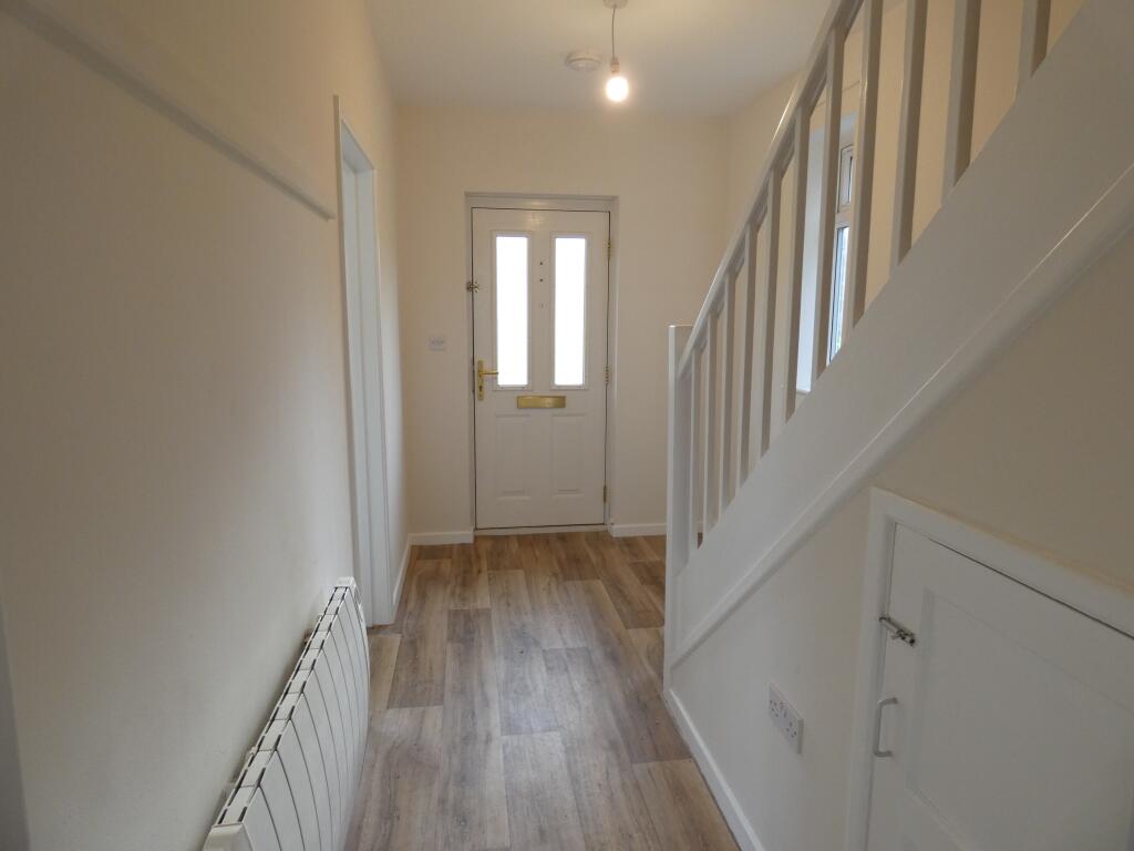 Pic 6 Hallway.JPG