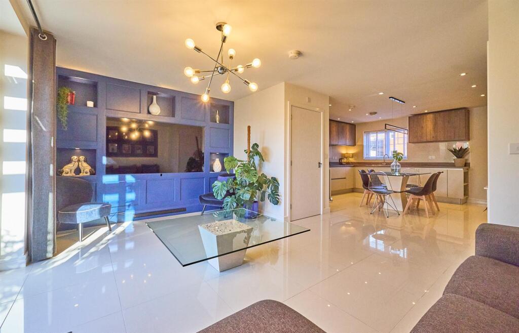 FITTED DINING KITCHEN TO FRONT