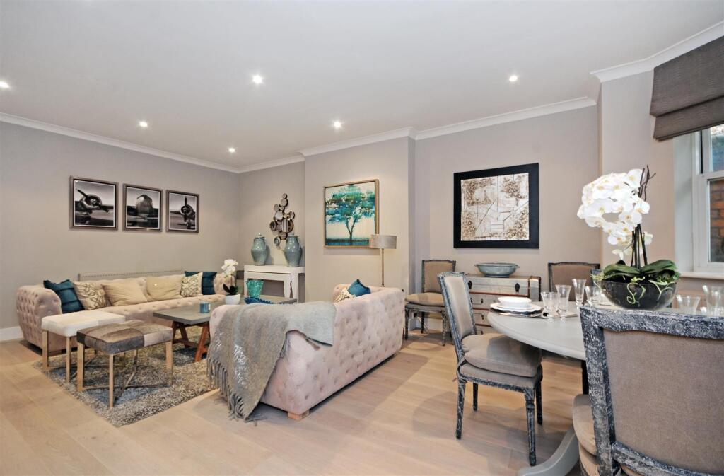 GF 95 FJ living room 3.jpg
