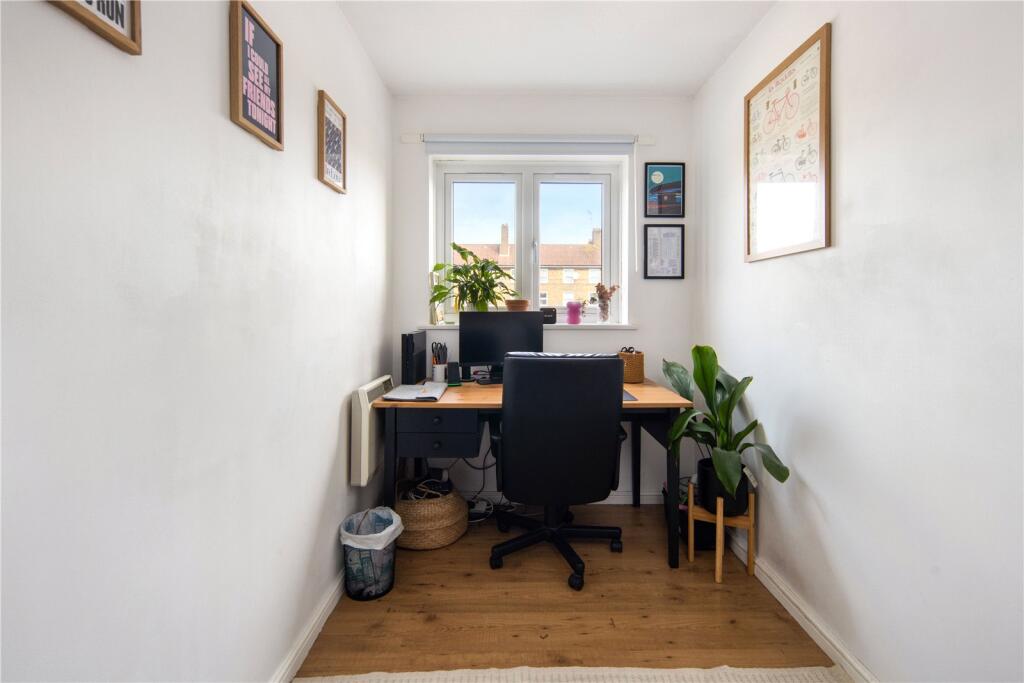 Bedroom 2/Study