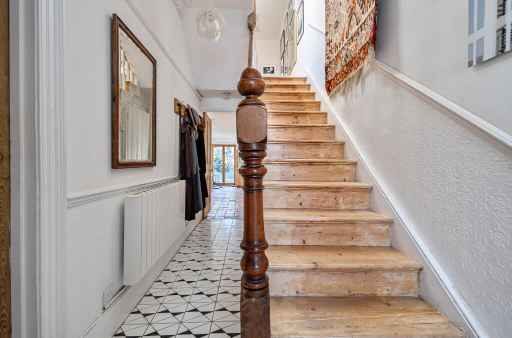 1394349-18-695bdc...