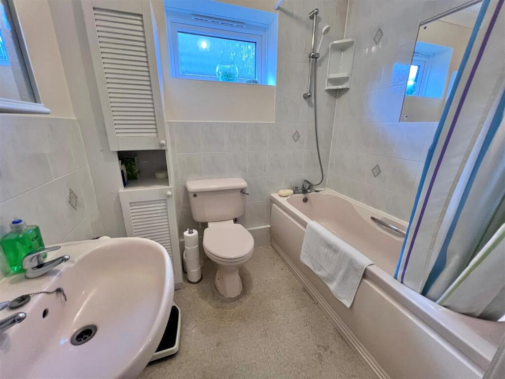 Bathroom 2.jpg