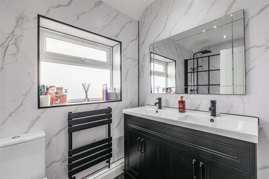 28 Cornwall Avenue, Byfleet, KT14 7EY - 9.jpg