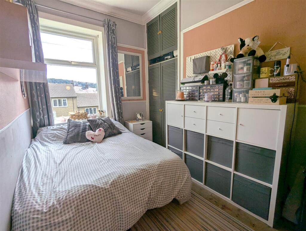 Bedroom 002.jpg