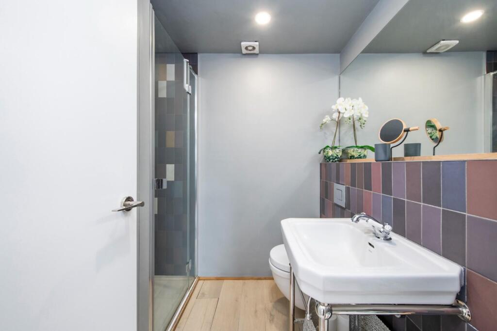 BATHROOM 1.jpg