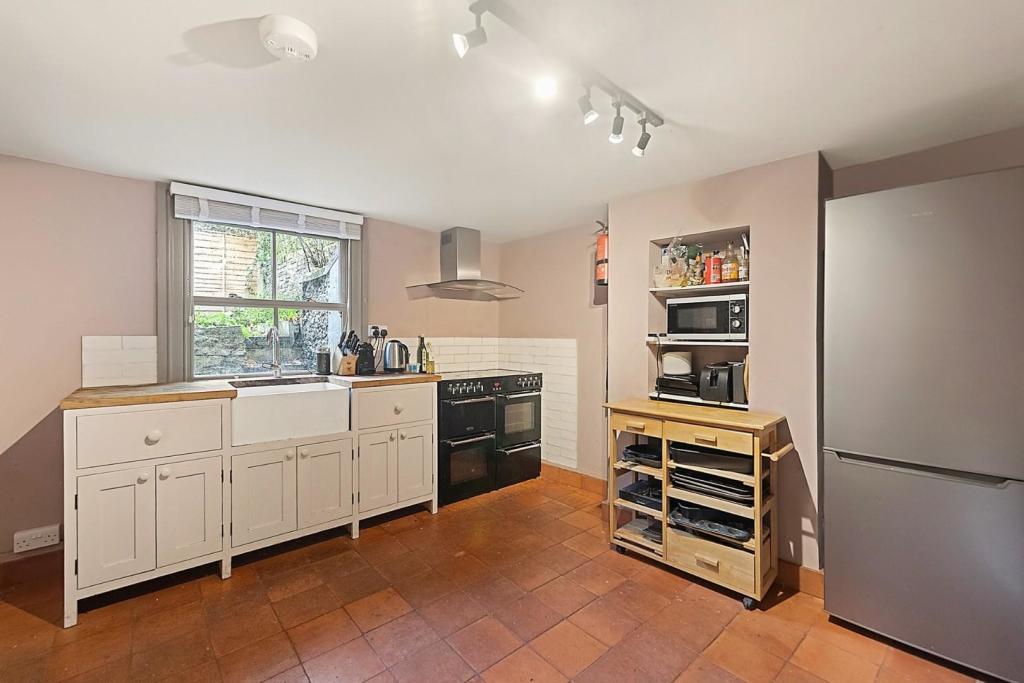 Kitchen (1).jpg