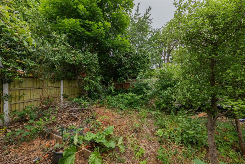 South View Drive, E18