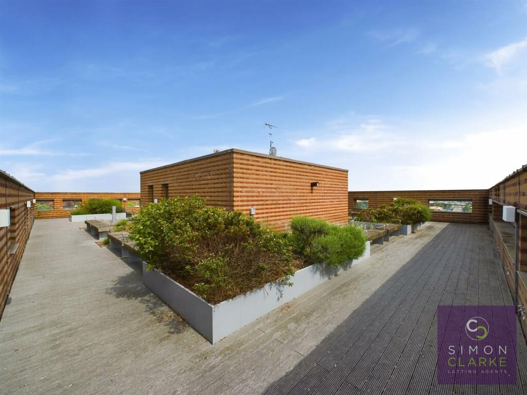 CAM03369G0-PR0091-STILL003.jpg