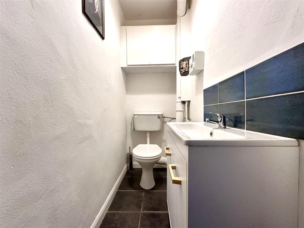 Ground Floor W.C 091