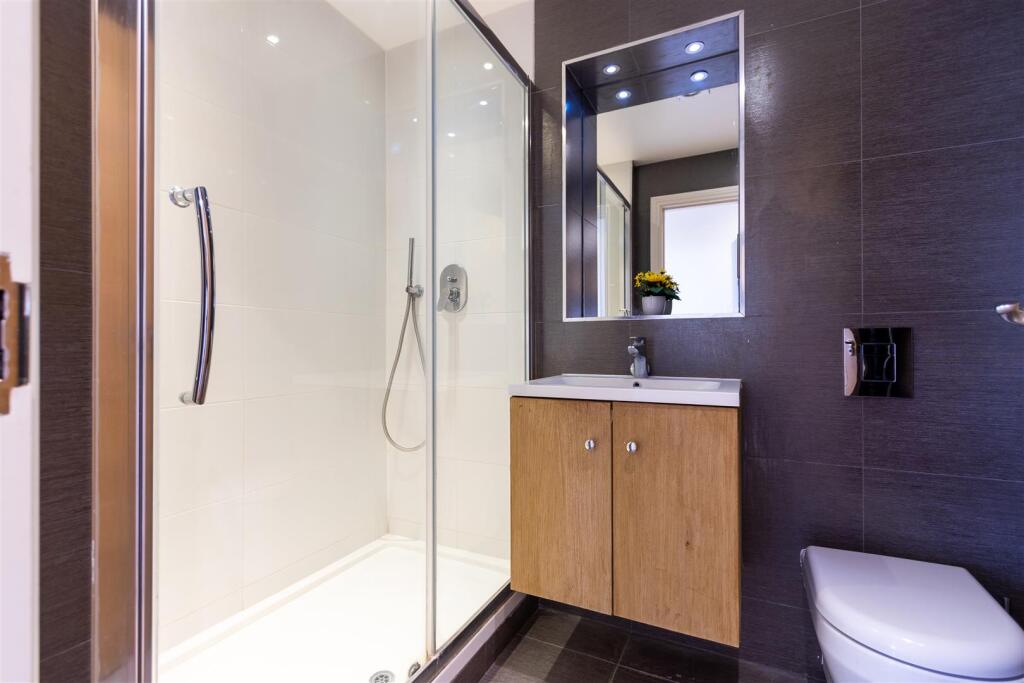 bathroom 1.jpg