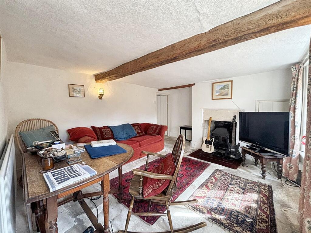 Living room 2.jpg