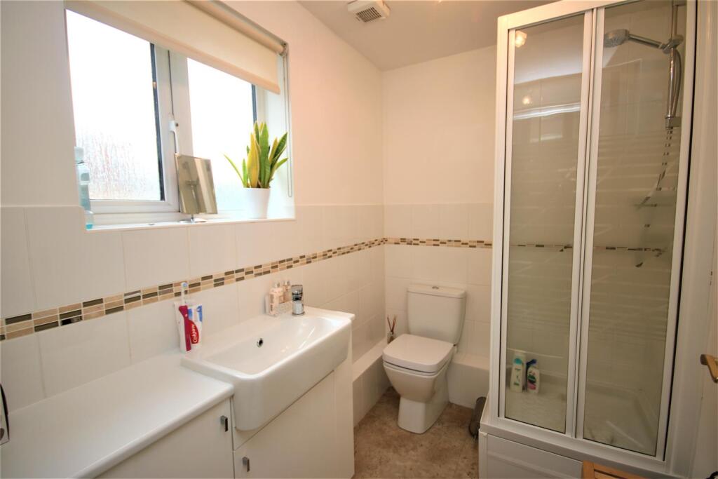 EN SUITE SHOWER ROOM: