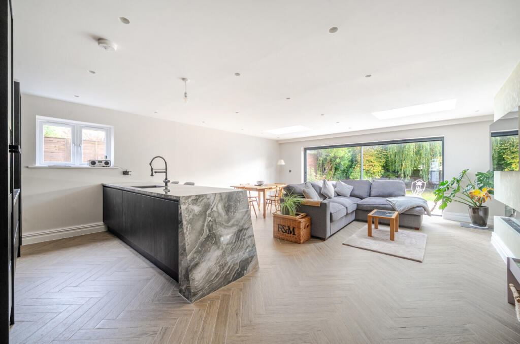 1371712-26-68f8a6...