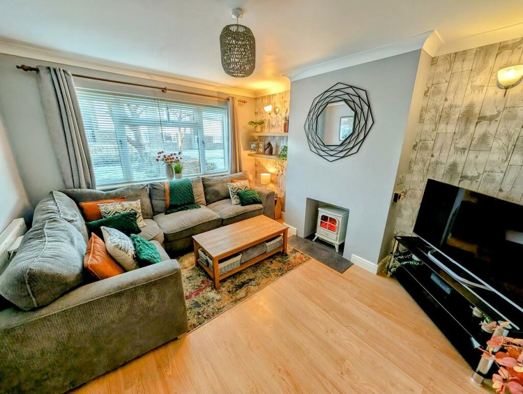 66 Merlin WAY LOUNGE 1.jpg