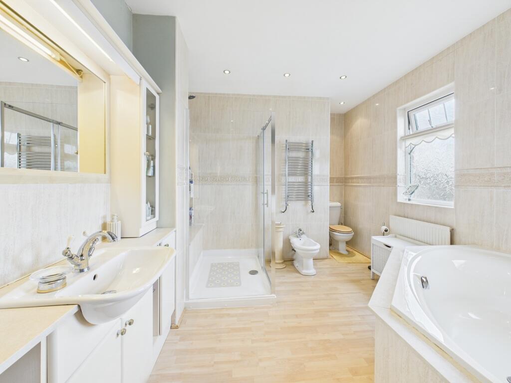 En Suite to Bedroom 1