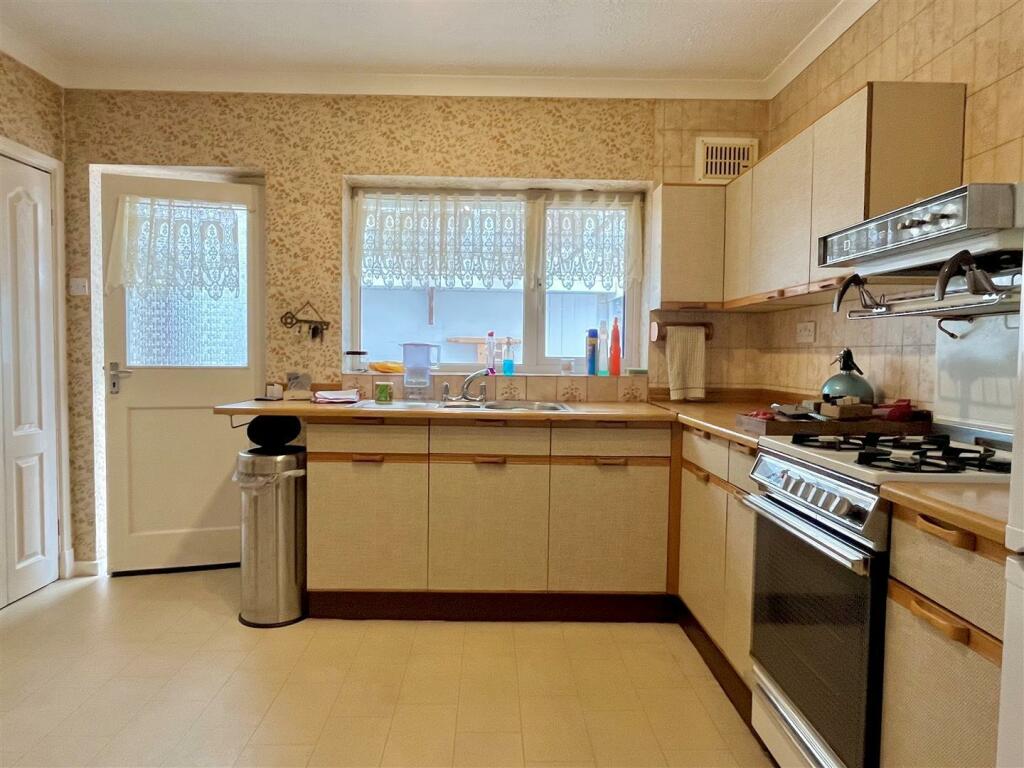 Kitchen 1.jpg