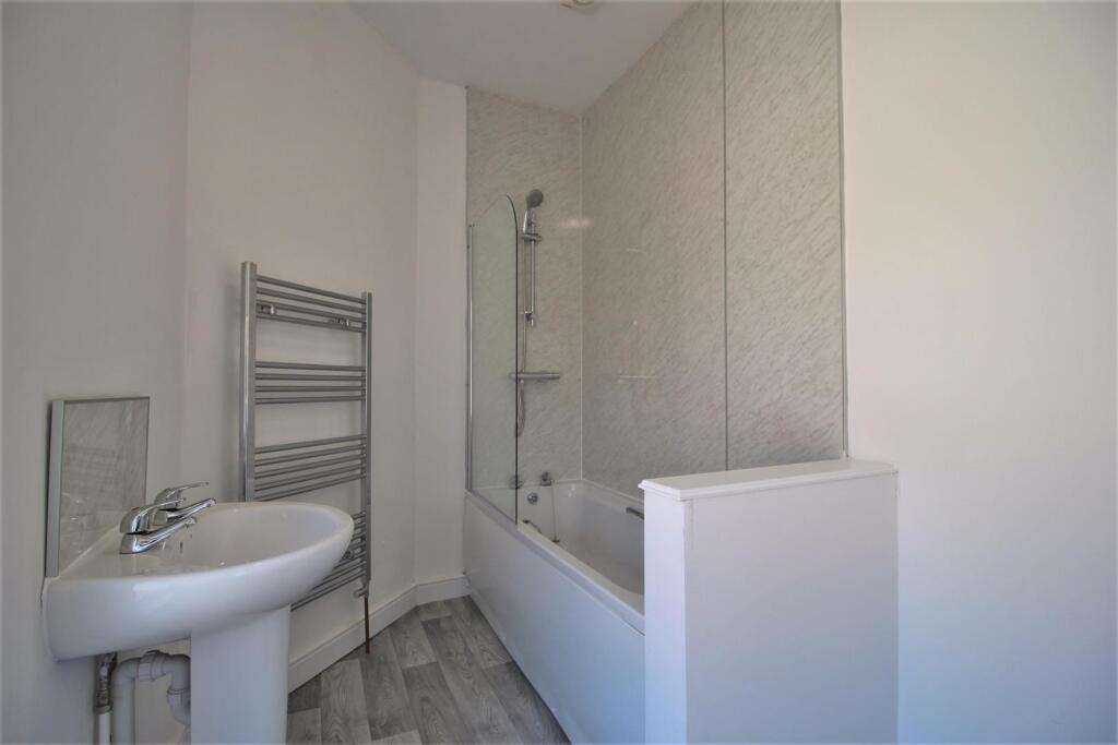 Family Bathroom (1).JPG