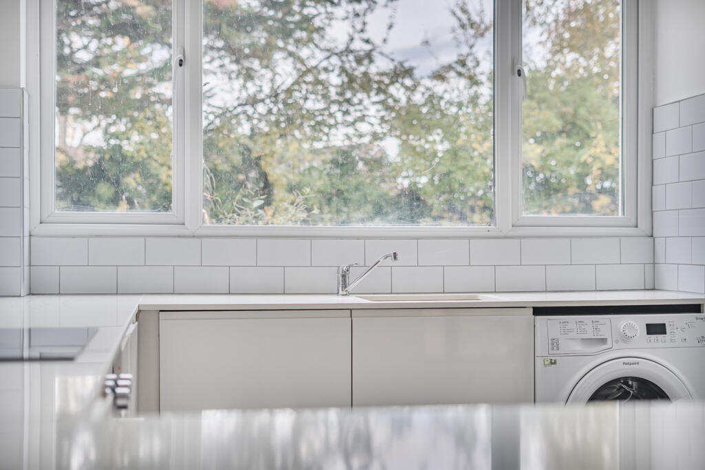 1371760-12-68f8f5...