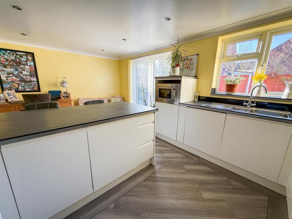 ALTERNATE VIEW OF KITCHEN/DINER