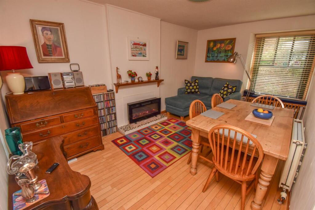 SNUG-DINING ROOM