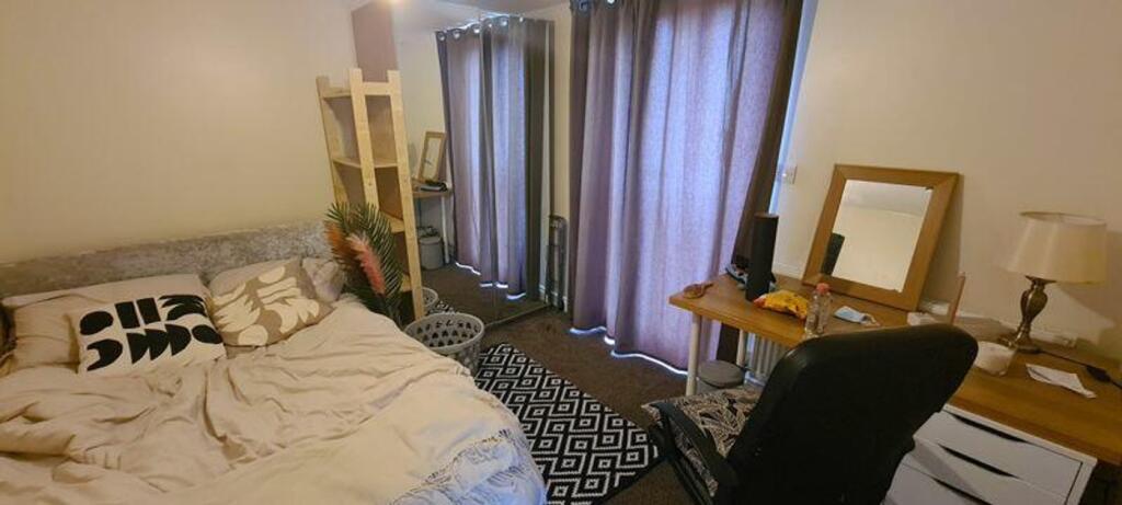 A cozy and inviting double bedroom featuring a ...