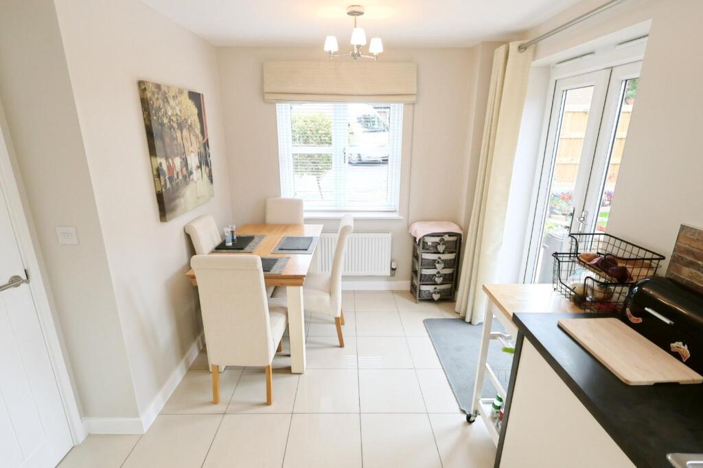 KITCHEN/DINING ROOM