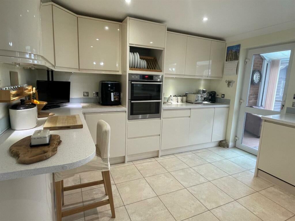 Kitchen,..jpg
