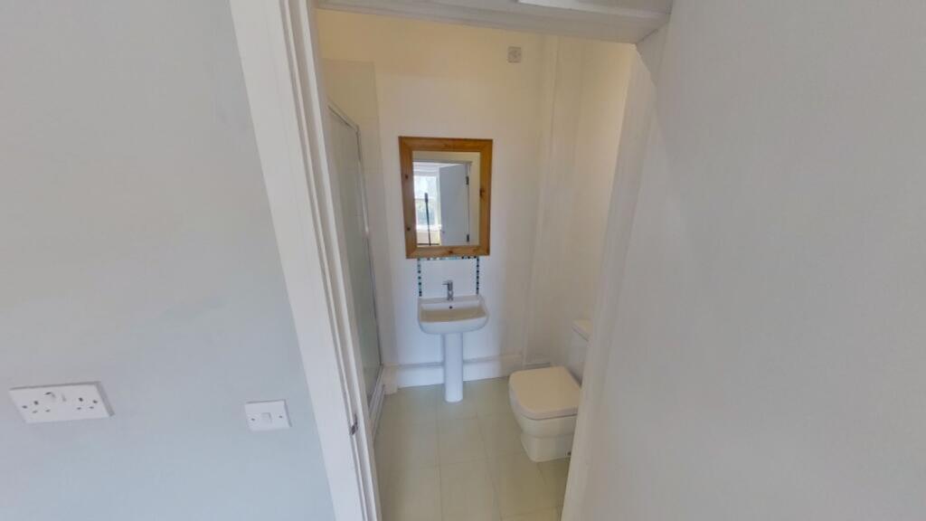 A clean and tidy bathroom featuring a modern si...