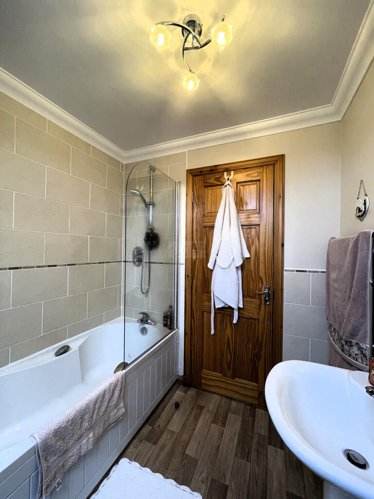 Family Bathroom b.JPG