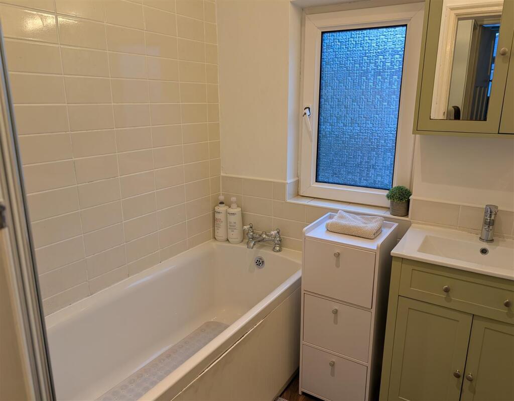 GarthLands Bthrm.jpg