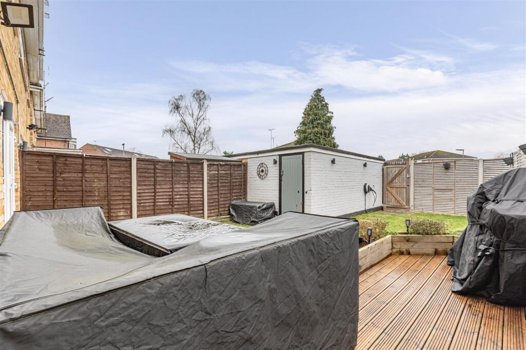 143 High Road, Byfleet, KT14 7RJ - 14.jpg