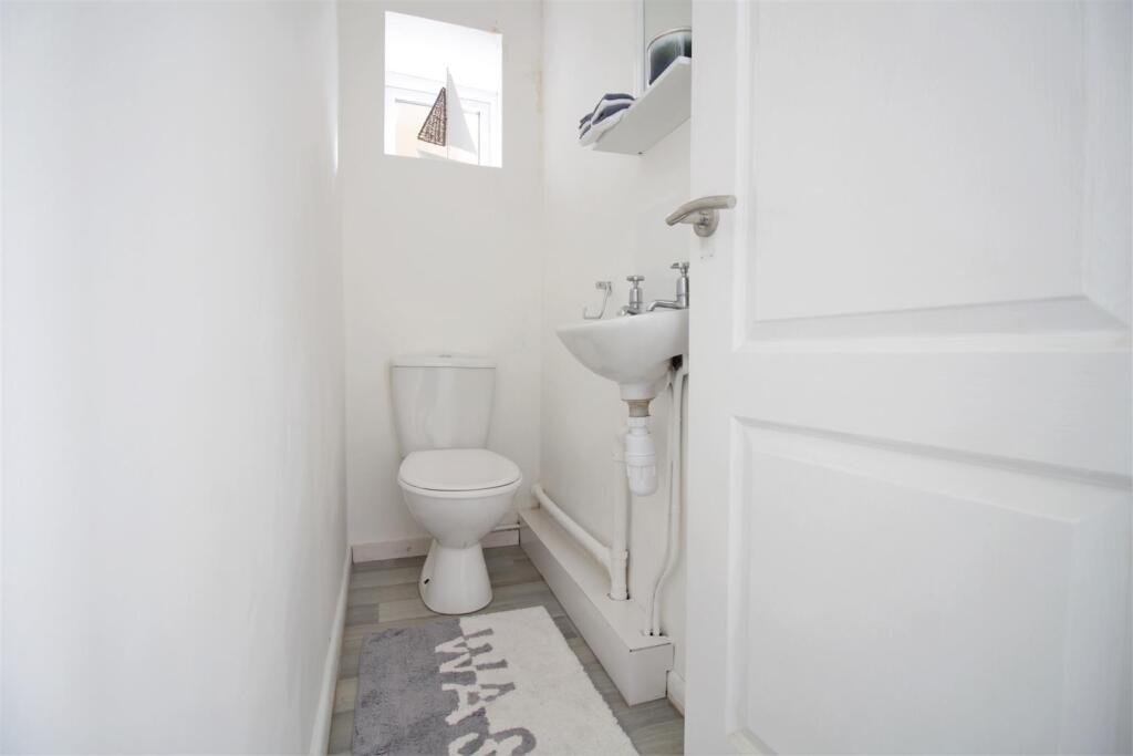 Student-property-sheffield-toilet 1.JPG