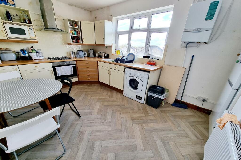 KITCHEN: PIC 1: