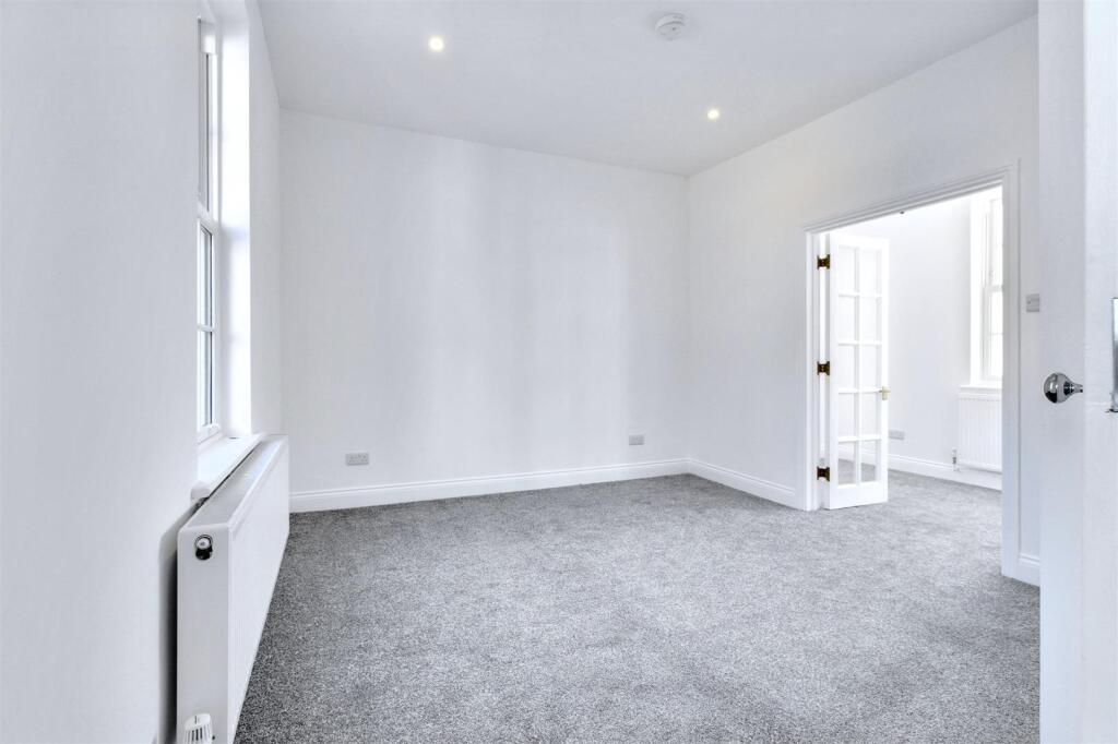 Living Room 32A.JPG