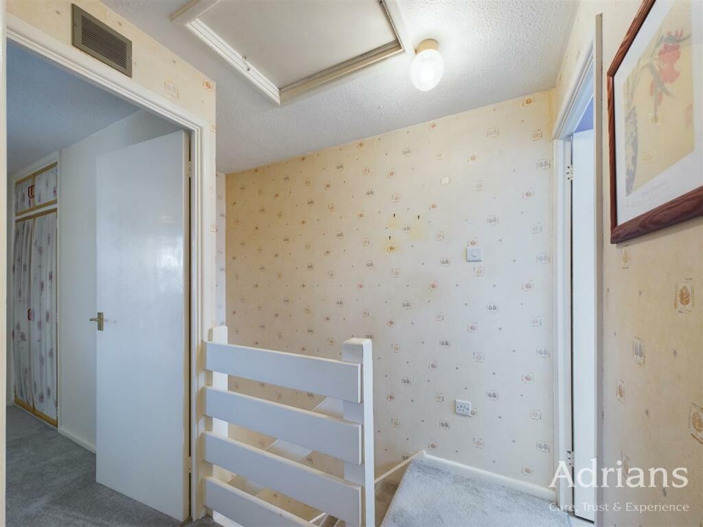 FIRST FLOOR LANDING