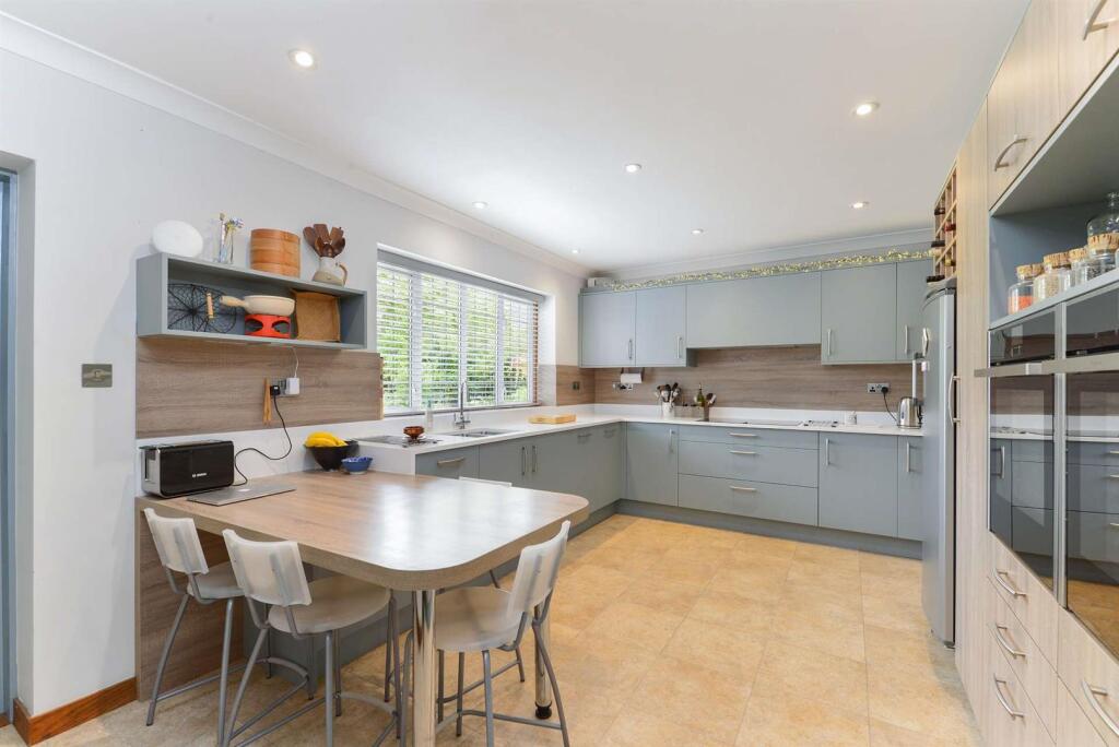 10 Woodway, Guildford (15)-1920.jpg