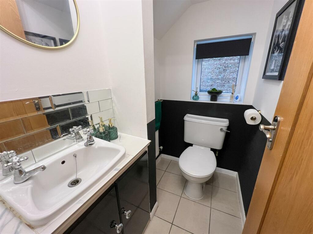 Downstairs WC.JPG